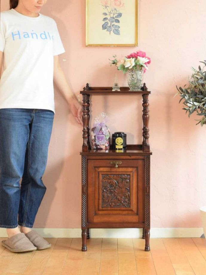 アンティークのサイドキャビネット