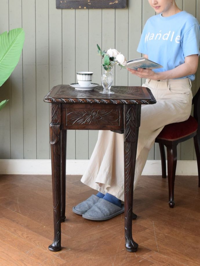 アンティークのオケージョナルテーブル