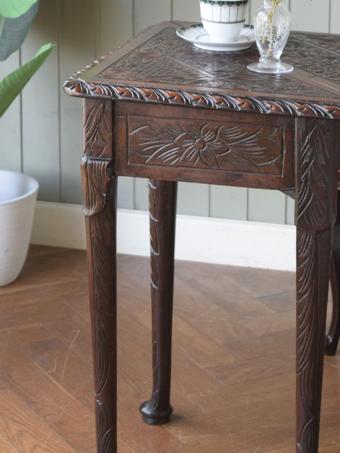 英国のアンティーク家具らしいデザイン