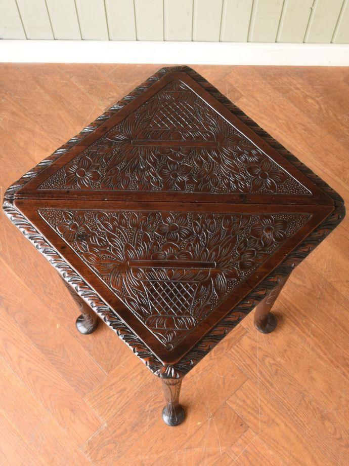 天板を広げた折り畳みテーブル