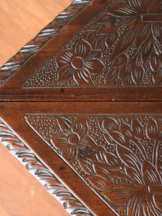 アンティークテーブルらしい木目