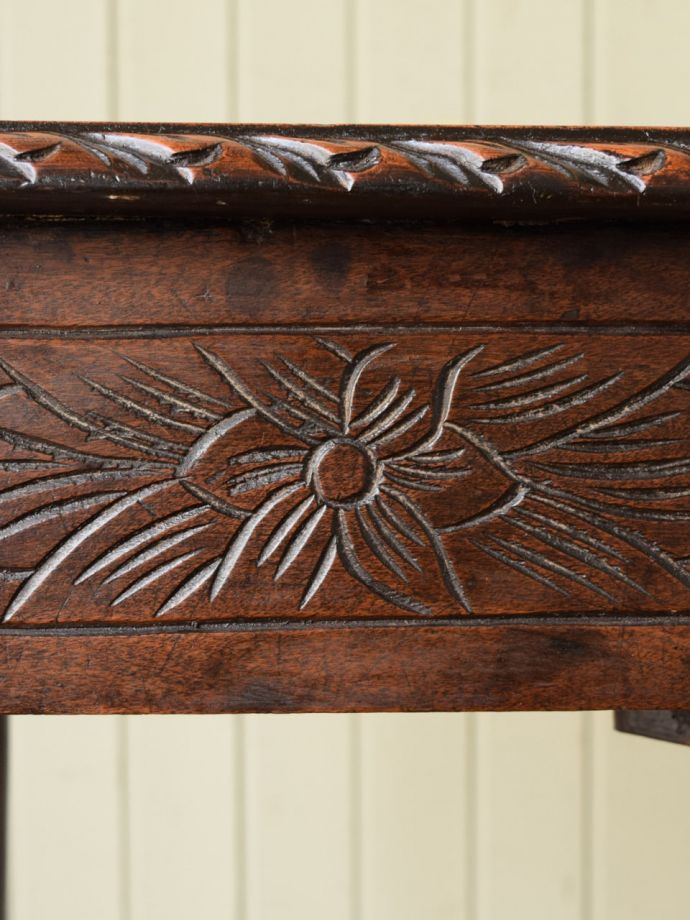 英国アンティーク家具らしい装飾