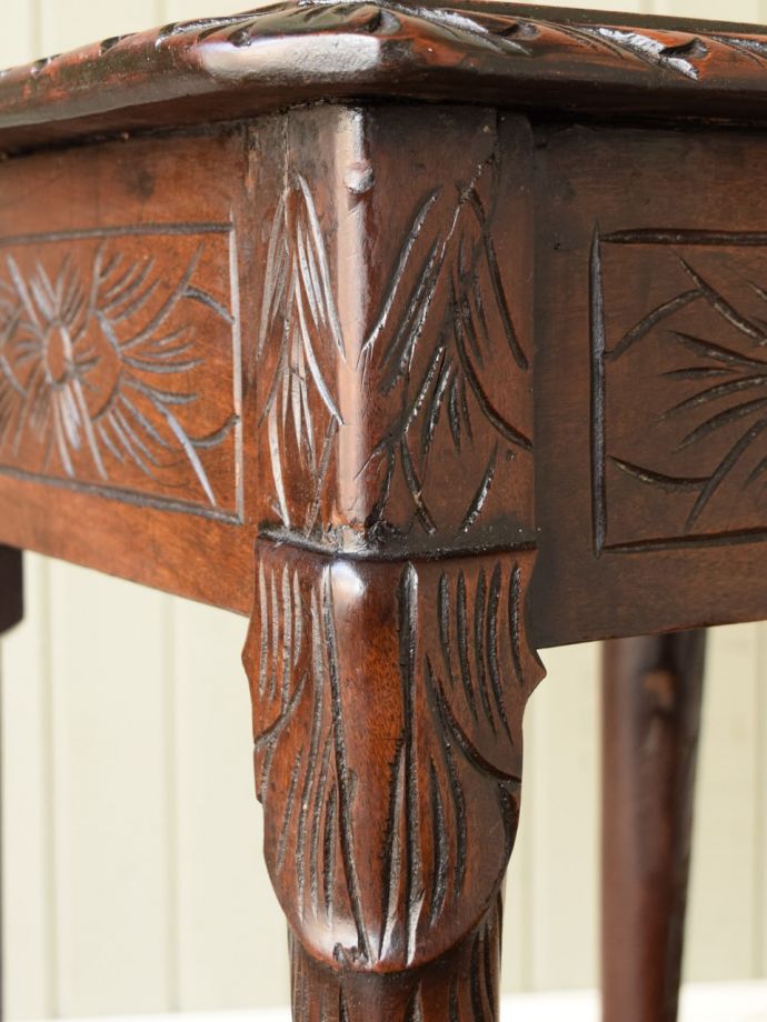 アンティークサイドテーブルの装飾