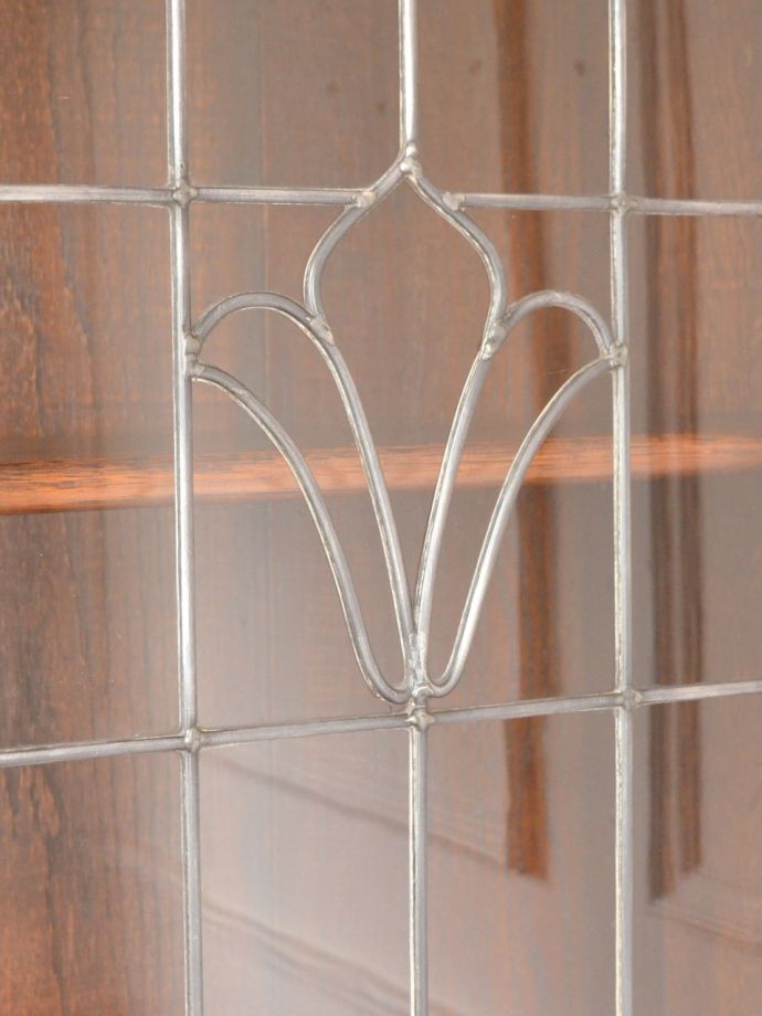 キャビネットの美しいガラス扉