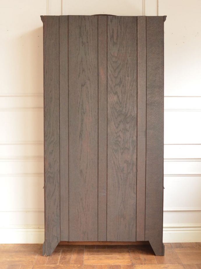 ガラスキャビネットの後ろ姿