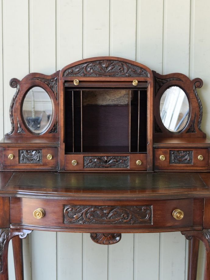 アンティークデスクの扉の中