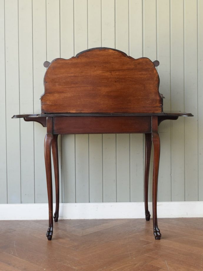 アンティークデスクの後ろ姿