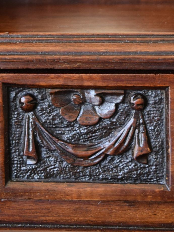 英国アンティーク家具らしい装飾