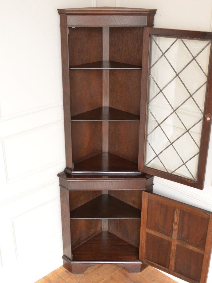 コーナーキャビネットの扉の中