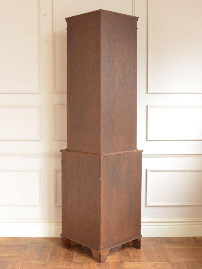 キャビネットの後ろ姿