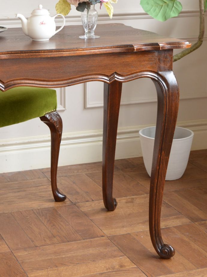 フランスの家具らしい美しいフォルム