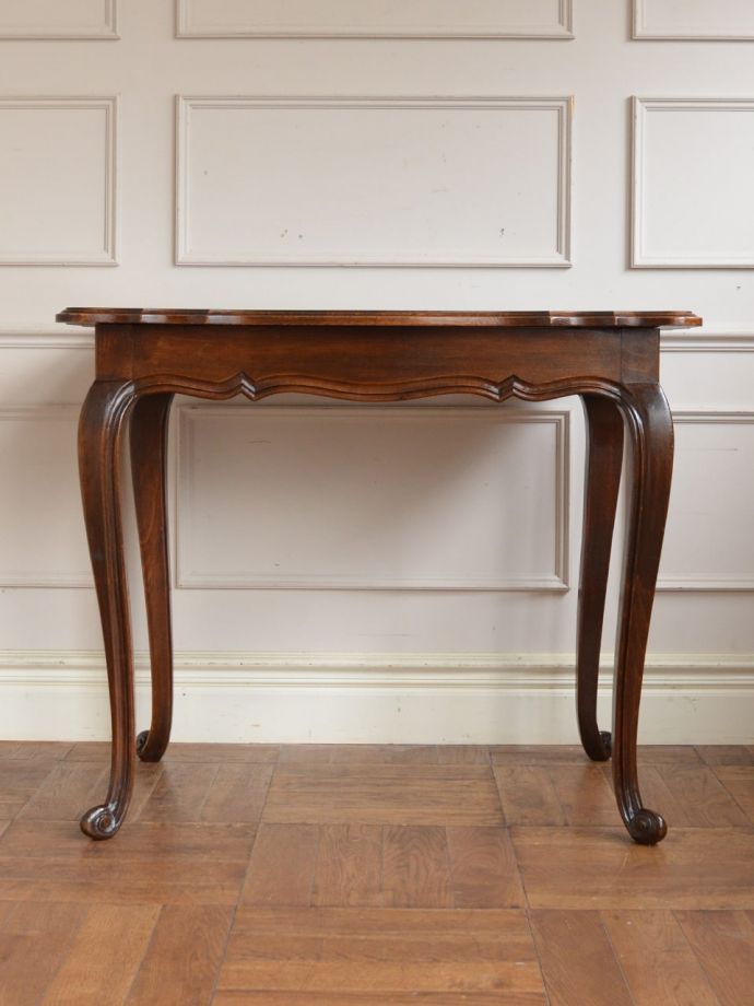 アンティークテーブルの横顔