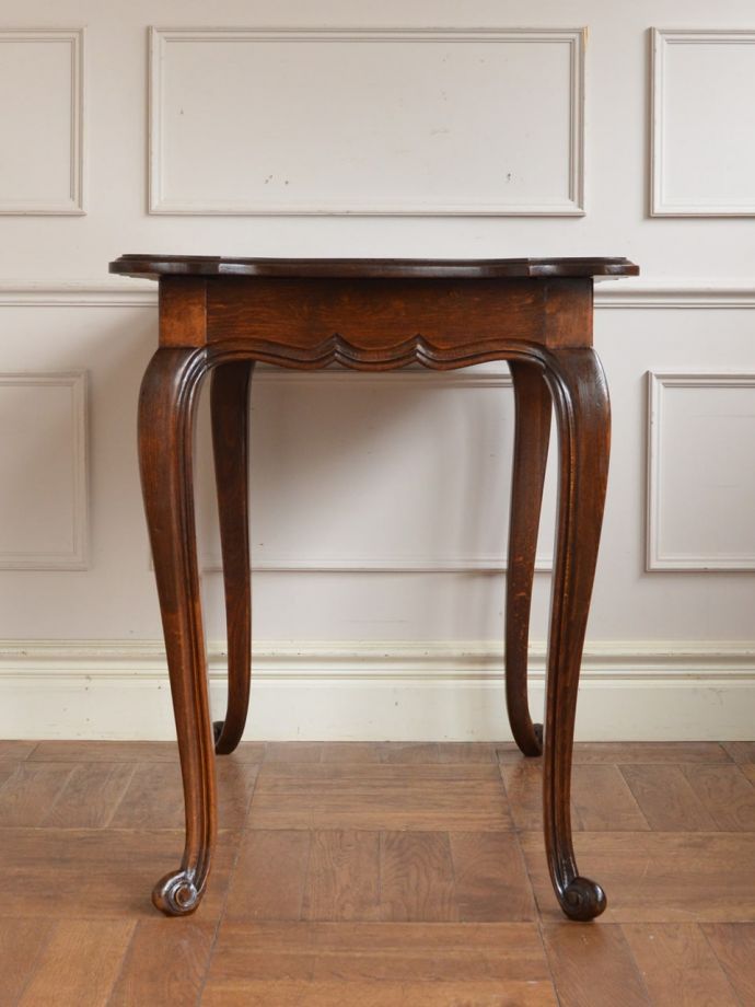 サイドテーブルの側面