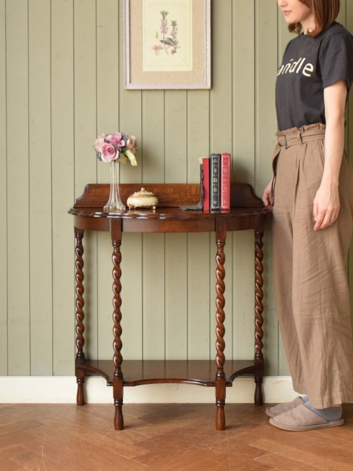 英国アンティークのコンソールテーブル