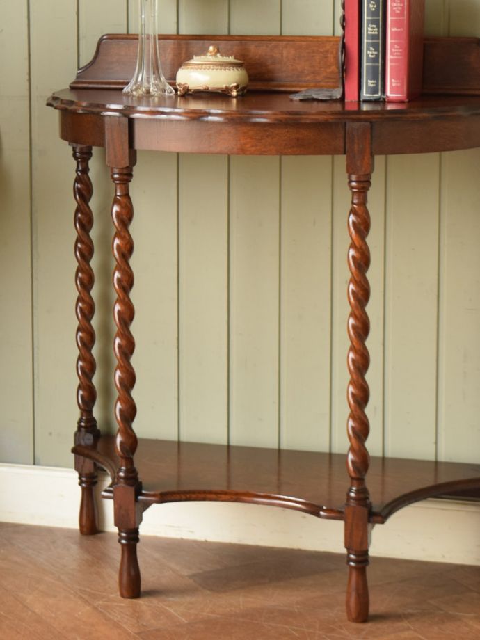 アンティーク家具らしさが漂うコンソールテーブル