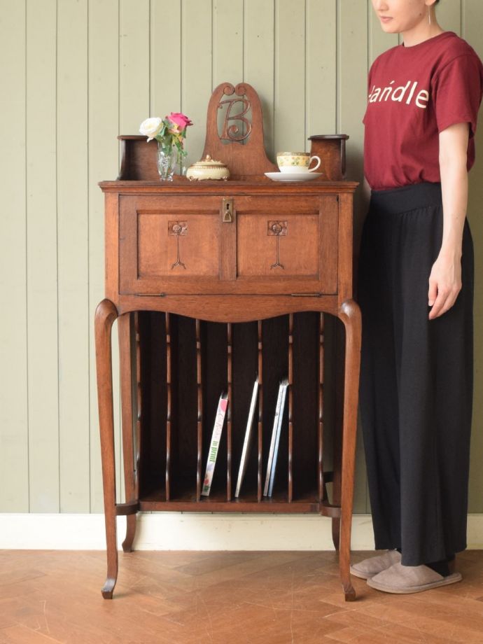 アンティークのミュージックキャビネット