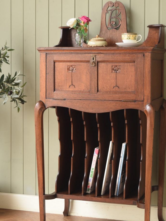 アンティーク家具らしい美しい杢目