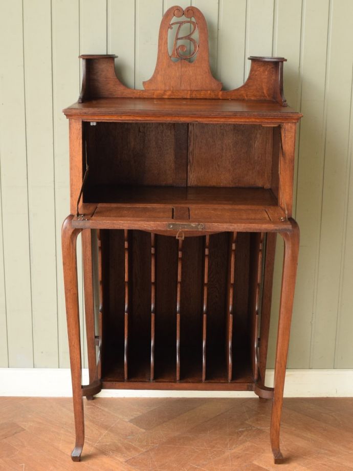 アンティークキャビネットの扉の中