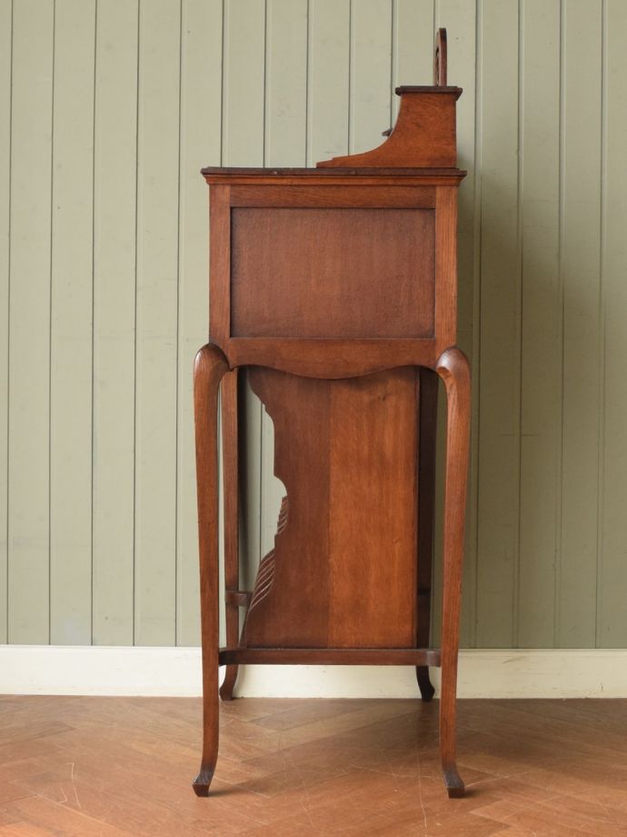 アンティークキャビネットの側面