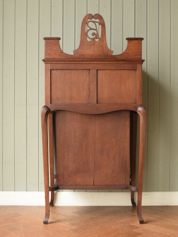 ミュージックキャビネットの後ろ姿