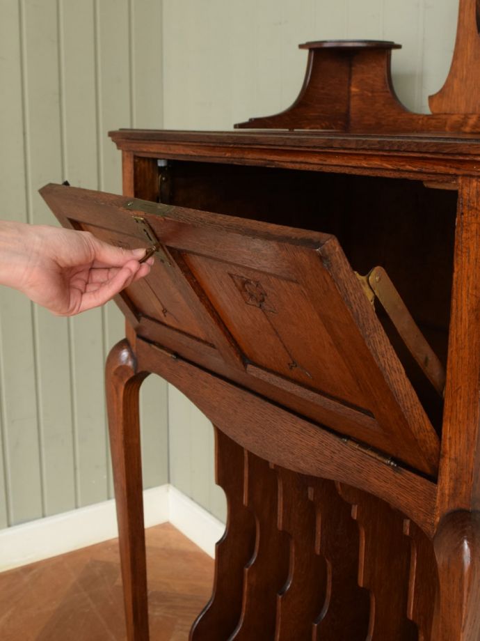 アンティークのキャビネットの扉