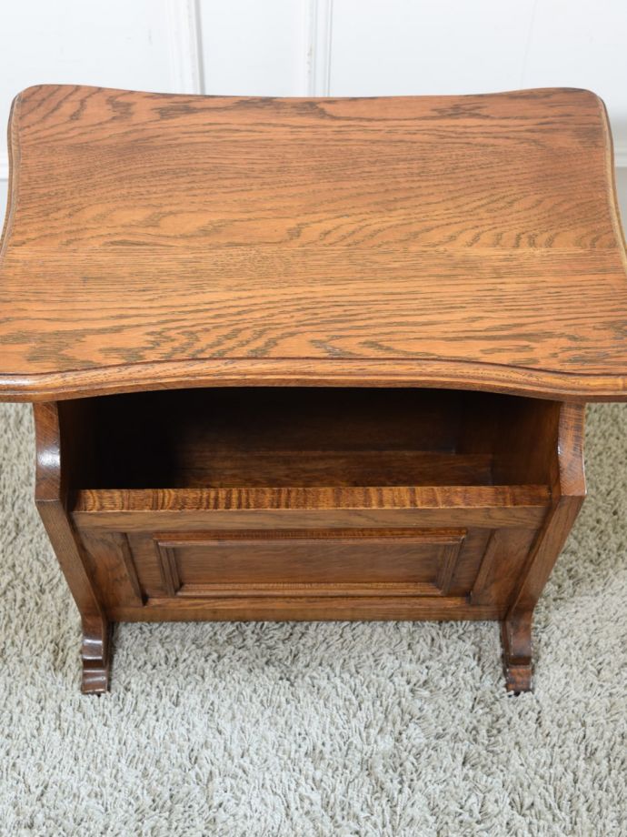 サイドテーブル付きのマガジンラック