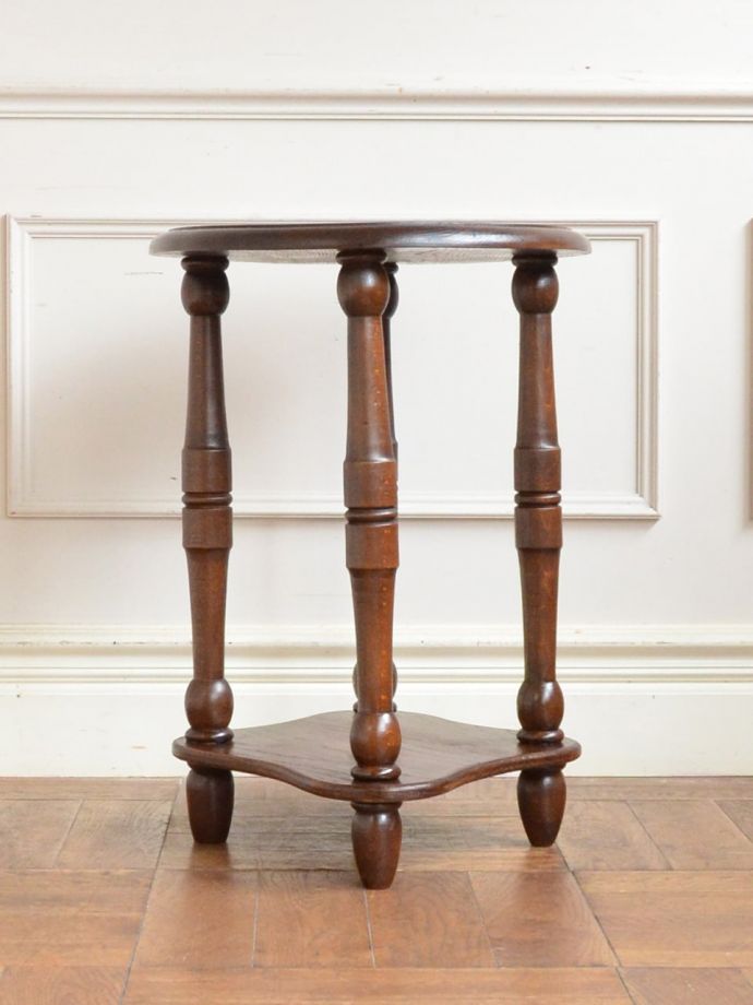 コーヒーテーブルの後ろ姿