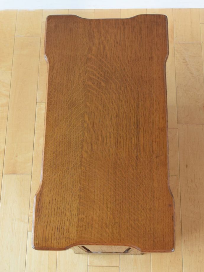 サイドテーブル付きのマガジンラック