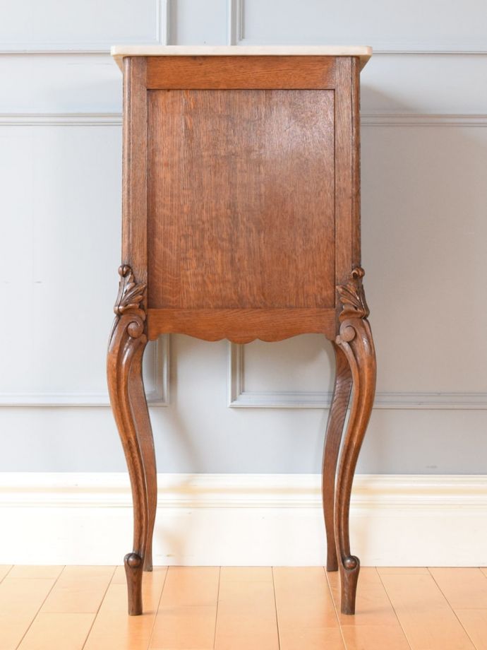 サイドキャビネットの後ろ姿