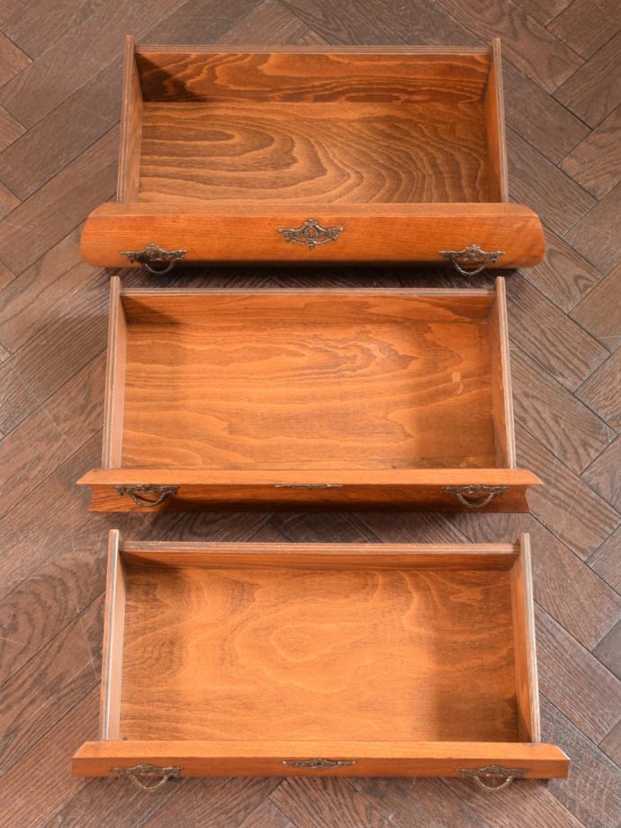 フランスのチェストの引き出しの中