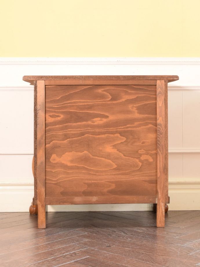 チェストの後ろ姿