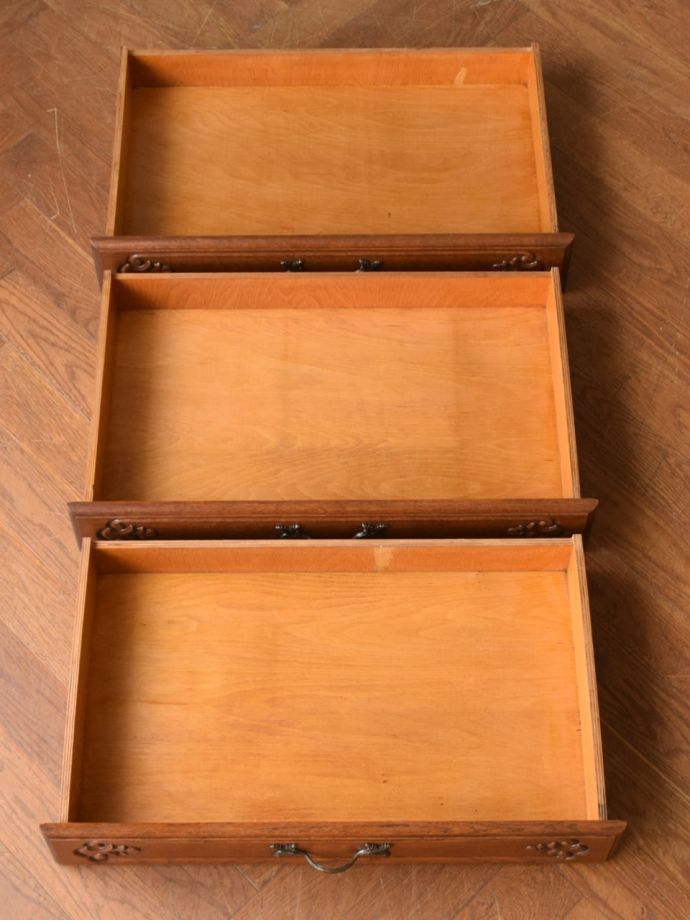 チェストの引き出しの中