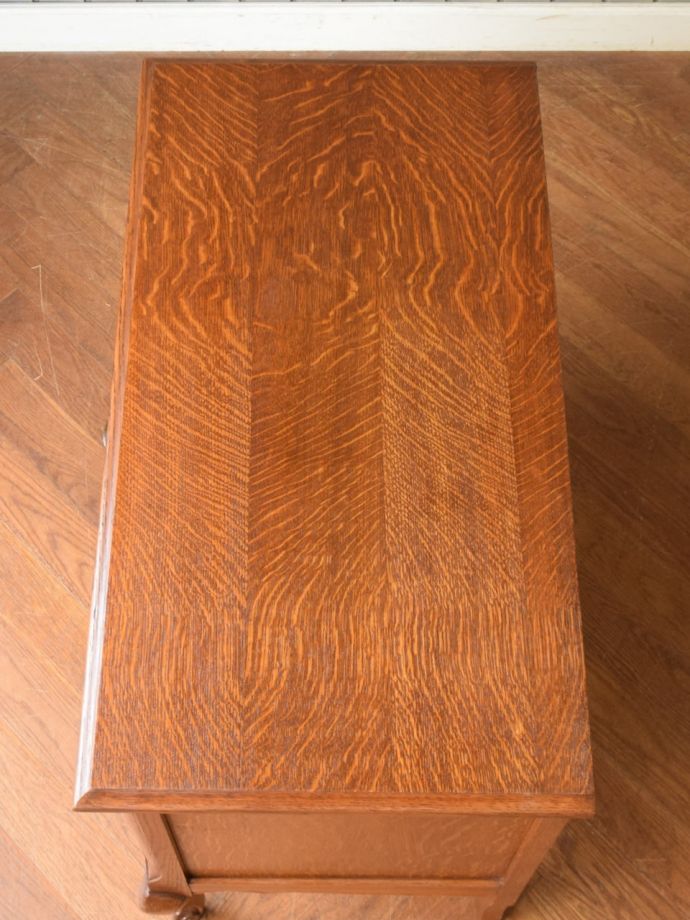 アンティークのチェストの天板