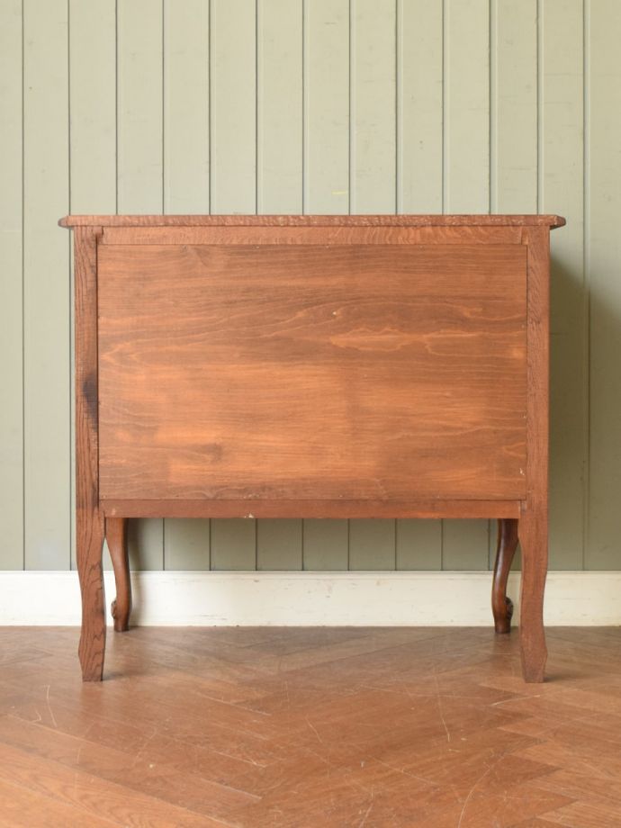 チェストの後ろ姿