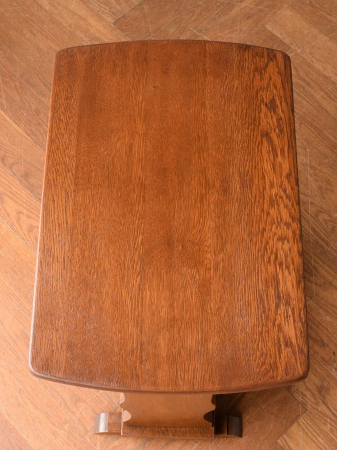 サイドテーブル付きのマガジンラック