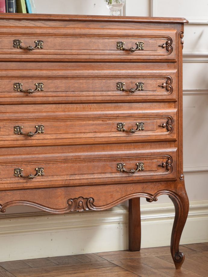 フランスの家具らしい美しいフォルム