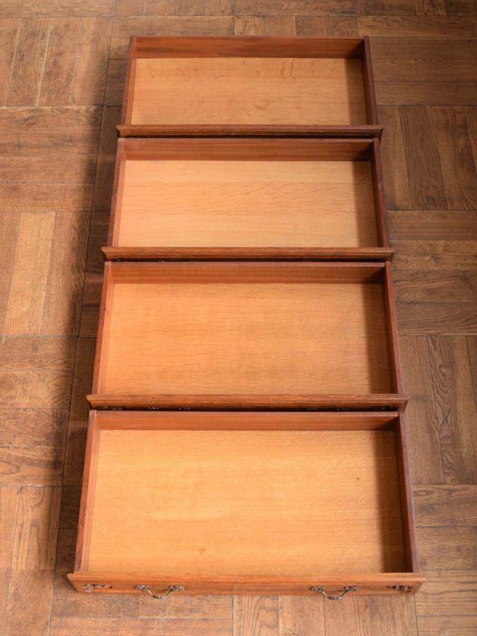 アンティークチェストの引き出しの中