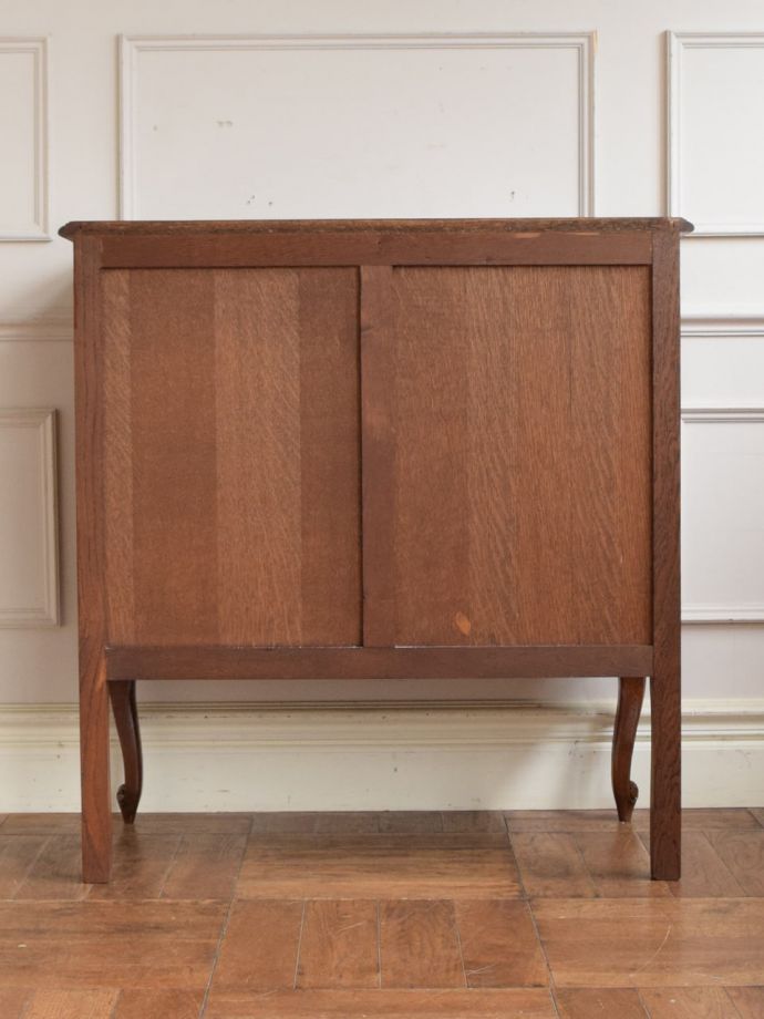 チェストの後ろ姿