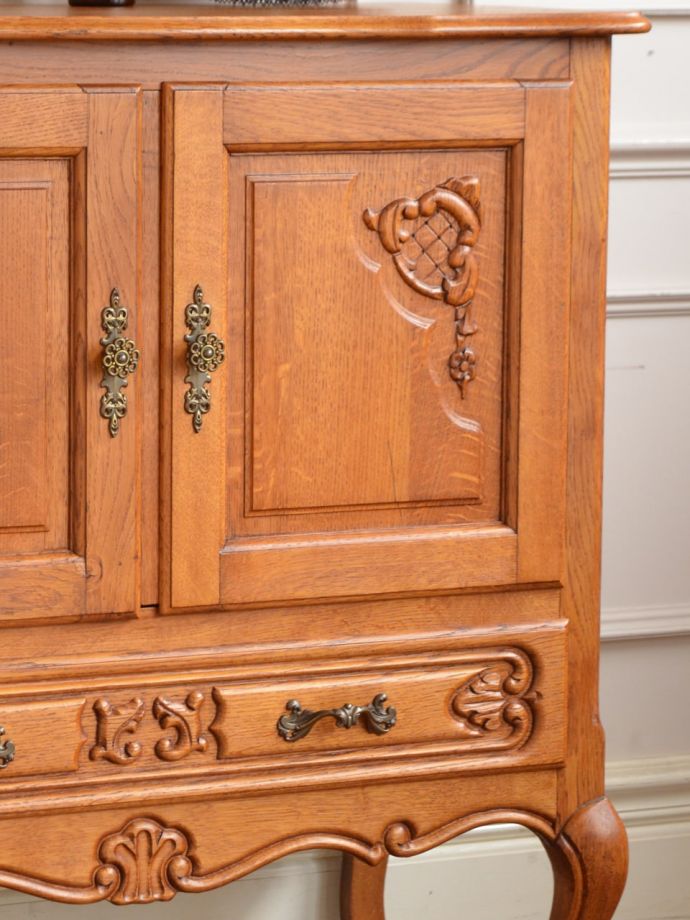 フランスのアンティークらしい美しい彫