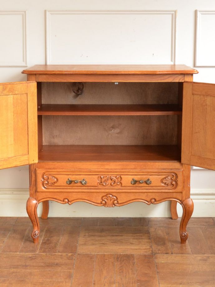 アンティークのサイドボードの扉の中