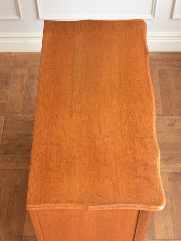 アンティークのサイドボードの天板