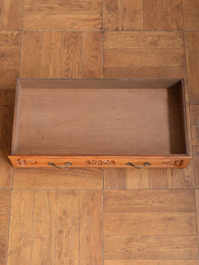 サイドボードの引き出しの中