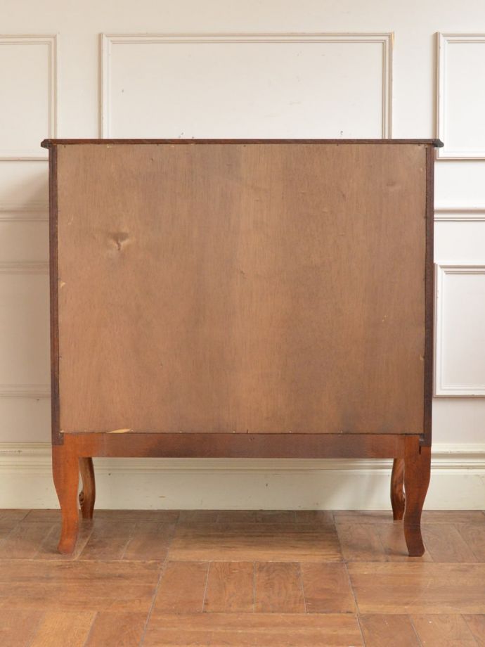 サイドボードの後ろ姿