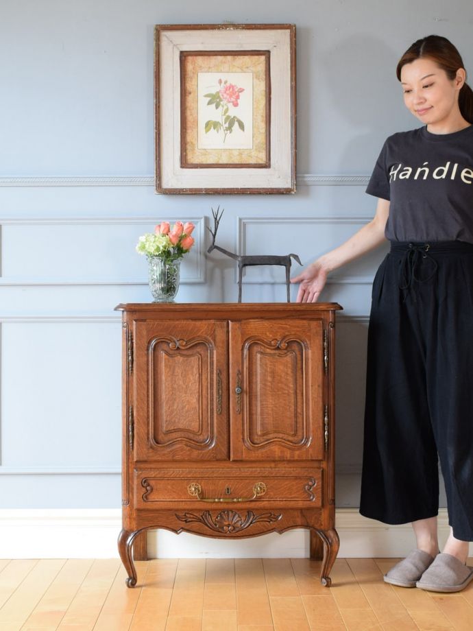 フランスの優雅なサイドボード