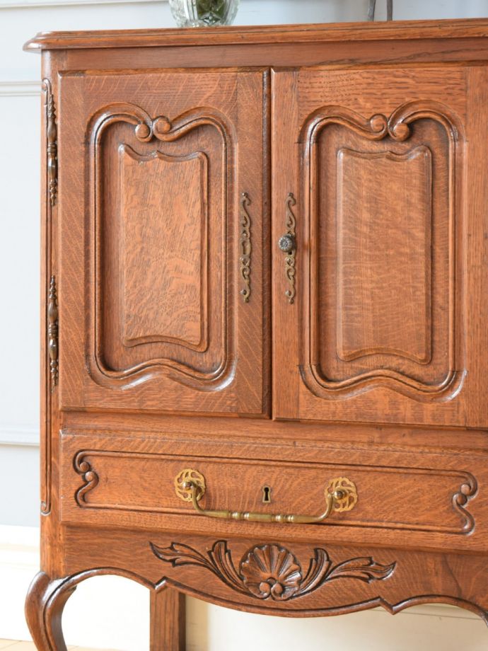 フランスのアンティークらしい美しい彫