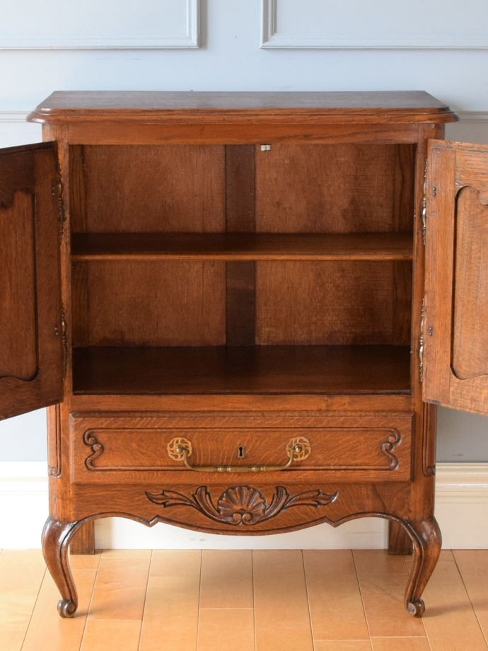 アンティークのサイドボードの扉の中