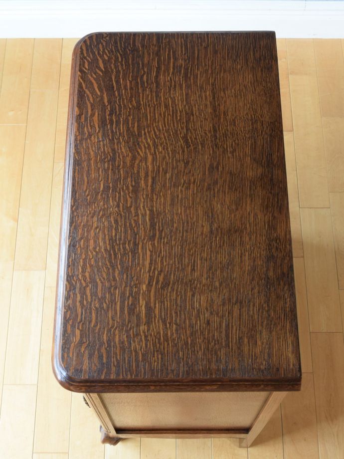 アンティークのサイドボードの天板