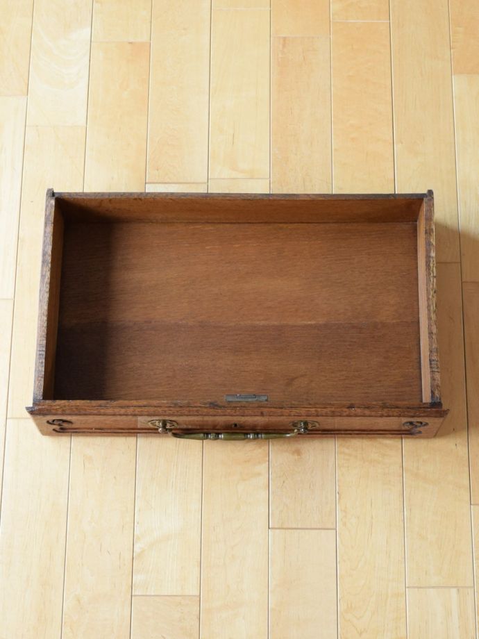 サイドボードの引き出しの中