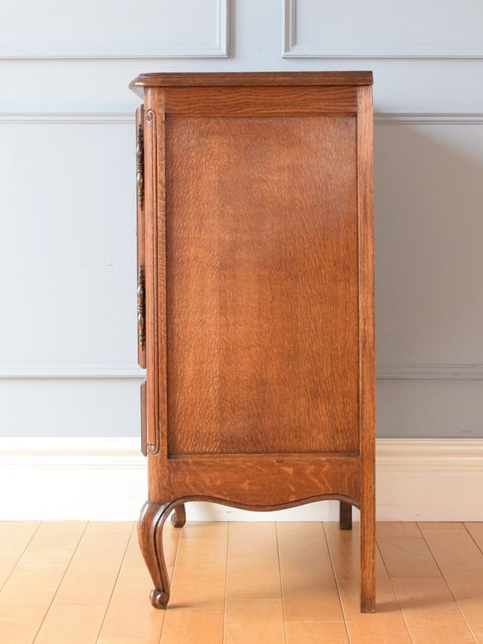 サイドボードの側面