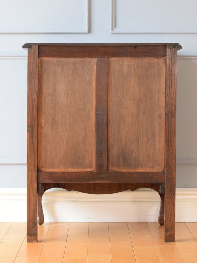 サイドボードの後ろ姿